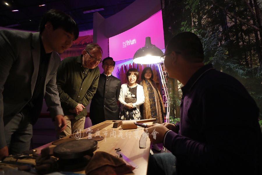 加拿大人皇家BC博物馆首席执行官Jack Lohman观看现场制壶示范2.jpg